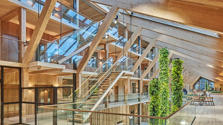 Interiör bild från Lindesbergs Hälsocentrum som är finalist i Glaspriset 2022