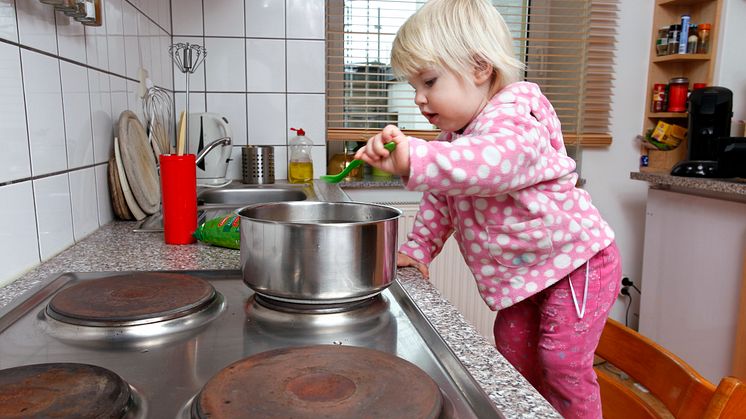 Kleine Kinder sind besonders gefährdet, wenn es um Unfälle zuhause geht. Foto: SIGNAL IDUNA