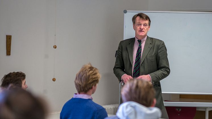 Hubertus von Klinggräff vermittelt den Schülern der 11. Klassen das Rüstzeug für den beruflichen Einstieg. 