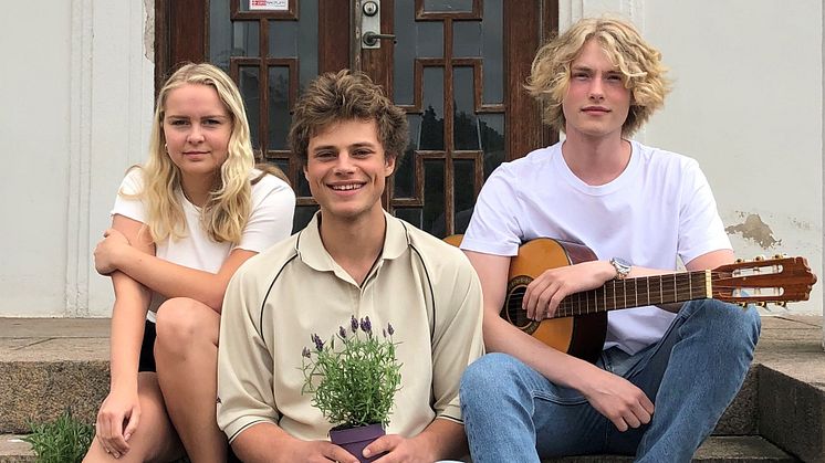 Musikgruppen Pipsvängen med Meja Åslin, Valdemar Wahlbeck och Edward Björkman turnerar på kommunens äldreboenden under sommaren.
