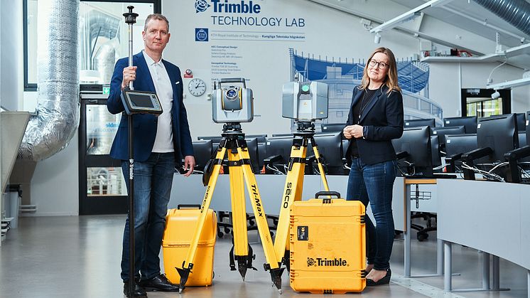 Kjartan Gudmundsson, director of First and Second Cycle Education, School of Architecture and the Built Environment, KTH och Tove Lindblad, Business Development Manager på Trimble i nya Trimble Technology Lab på KTH. Foto: Adam af Ekenstam
