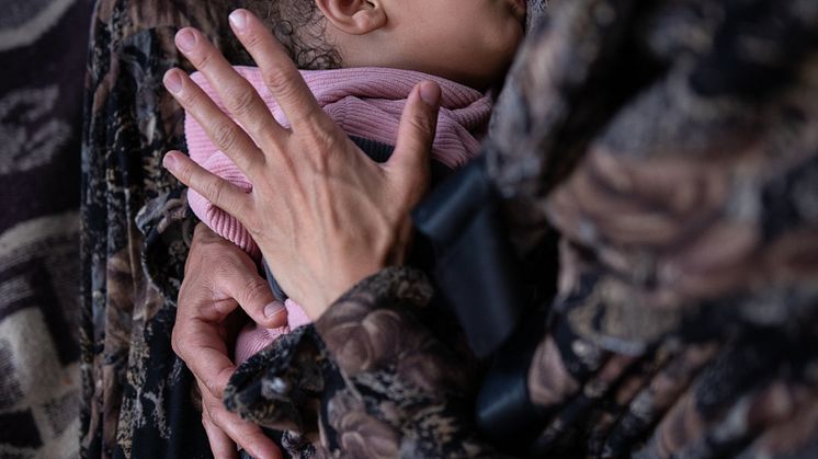 Bilden tagen vid ett tidigare tillfälle, i april i de centralare delarna av Gaza och föreställer en mamma med sin 19 månader gamla dotter som sover. Foto: Rädda Barnen.
