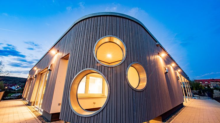 „Runde Ecken“ mit großen Bullaugen, Holzfassade und ein Gründach. Die Kita Spalt zeigt, was möglich ist, wenn kreative Architekten die Modulbauweise mit ihren individuellen Ideen verbinden.