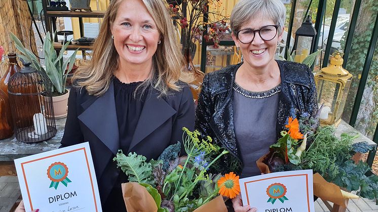Karin (till höger) och Peo Valastig från Svedala som lyckades minska sitt avfall mest. Åsa Larsson (till vänster) vann den nationella tävlingen kategori  bästa sociala medier. De ätbara buketterna hade en av deltagarna, Camilla Leth, bundit. 