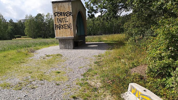 Kyrkogårdsförvaltningens anslagstavla på Järvafältet. Här gör kvalificerade konsulter täta kontroller och planerar kameraövervakning.