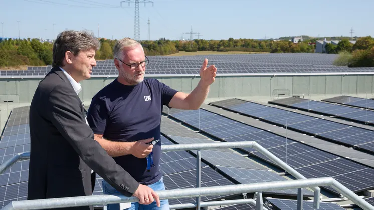 PV-Anlagen auf dem Dach des LEW Green Data Center