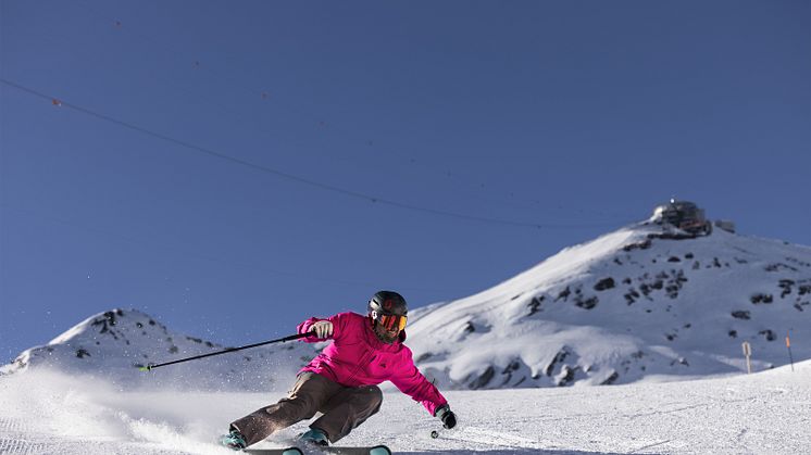 Skifahrer eingangs Engetal mit dem Schilthorn - Piz Gloria im Hintergrund