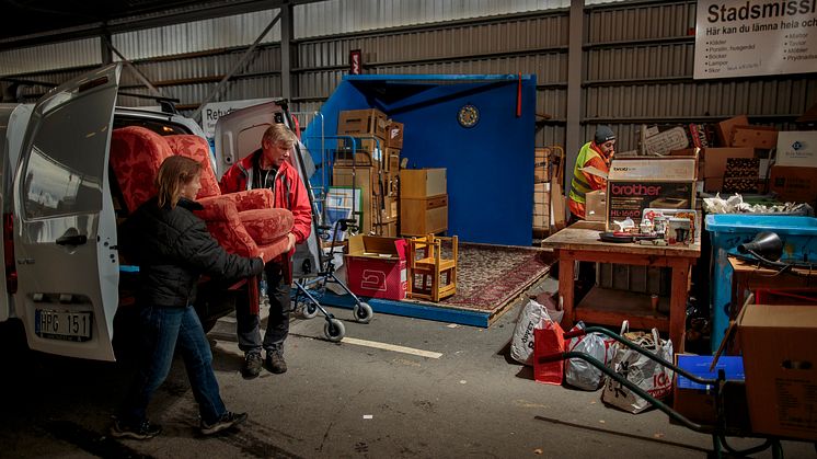 På Kretsloppsparken Alelyckan och övriga återvinningscentraler kan man i vanliga fall lämna saker för återbruk. Men nu under Coronapandemin är detta begränsat till byggmaterial och textil. Foto: Frank Palm