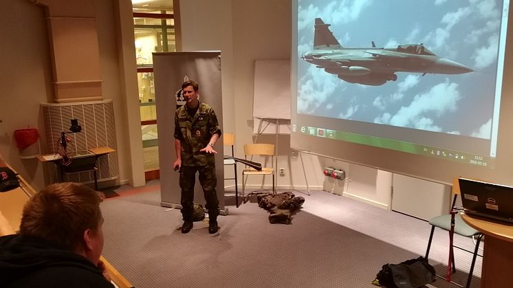 Officerare i skolsalen.