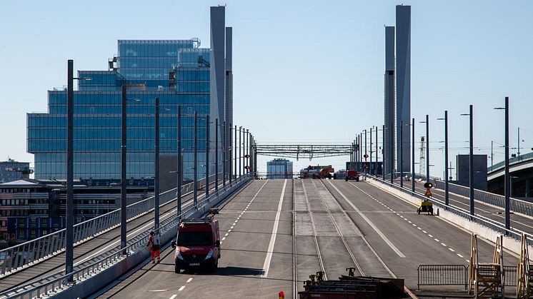 Nu pågår de sista förberedelserna inför trafiköppningen av Hisingsbron. Den 9 maj öppnas bron för gående, cyklister, bilar och bussar, samtidigt som byggnationen fortsätter. Foto: Per Sundström