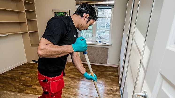 Alexis Rodriguez, montör, jobbar på Nockeby Parkett som nyligen blivit Auktoriserat Golvföretag