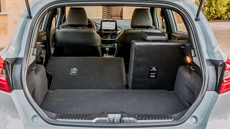 2018FordFiesta_ACTIVE_SilverFox_Interior_05