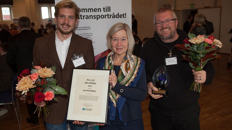 Landshöving Anneli Hulthén med vinnarna i Årets Lyft  från MOVEBYBIKE