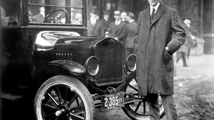 HENRY FORD VED SIDEN AF FORD MODEL T