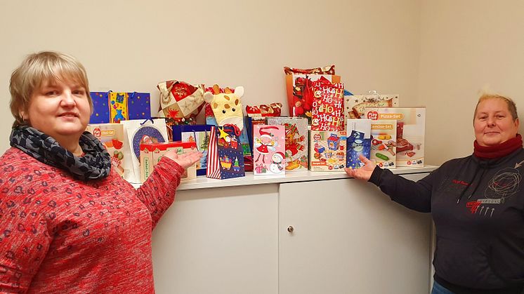 Christine bekam bei ihrem Besuch im Kinderhospiz tatkräftige Unterstützung von Kollegin Ines, um die vielen tollen Geschenke abzuliefern 