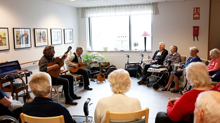 Två musiker underhåller på ett demensboende