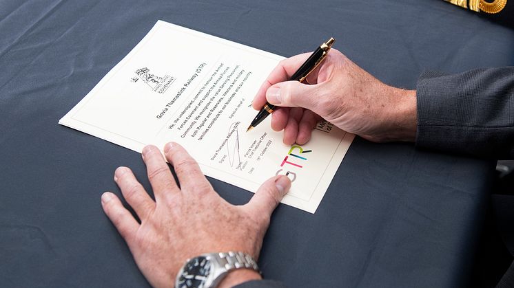 Patrick Verwer signs the agreement