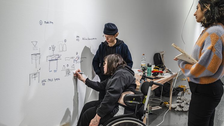 Konstnären Ihra Lill Scharning i arbete med installationen Når klarte du det