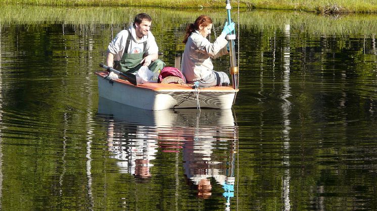 Lead author Andrea Garcia Bravo and co-author Sylvain Bouchet collecting sediment cores in lake Svarttjärn 
