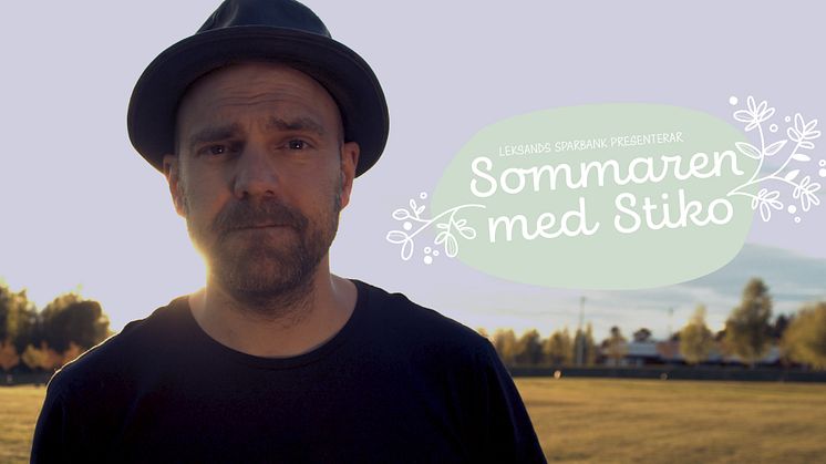 Stiko Per Larsson gör filmserien "Sommaren med Stiko" tillsammans med Leksands Sparbank.