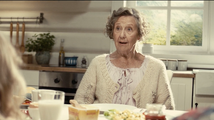 Bestemor smører tjukt på når hun forteller historier til barnebarna