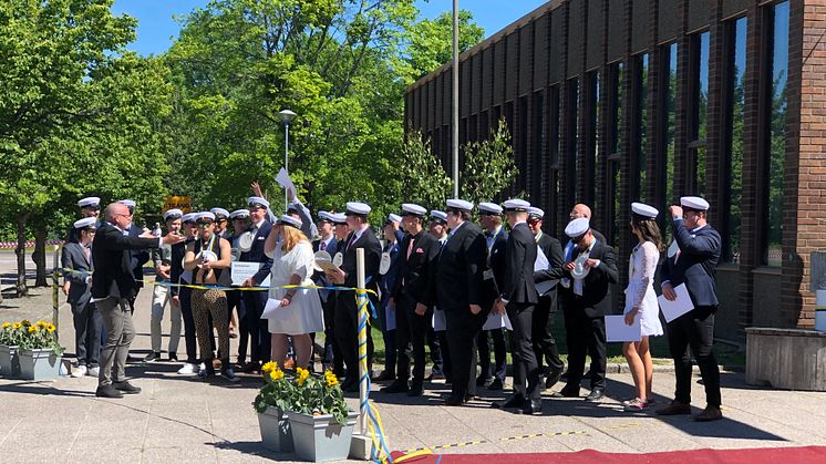 Klass på Nobelgymnasiet väntar på att bandet ska klippas