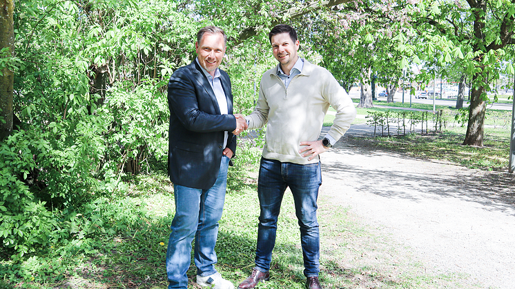 Som ett startskott för Vinnergis kunderbjudande inom energiomställning tecknar affärsutvecklare Martin Ansell-Schultz ramavtal med Ecokrafts affärsutvecklare Tony Roos.