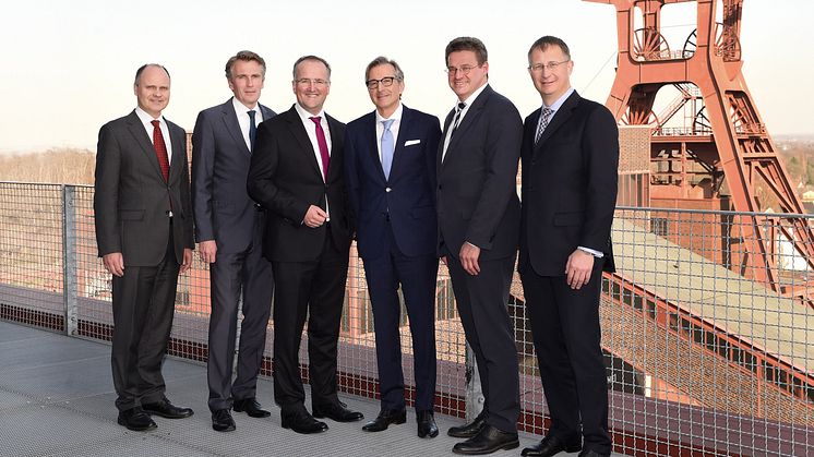 apoBank-Vorstand Holger Wessling (rechts) und Volker Mauß (3. v. l.) mit den externen Referenten (v. l.) Dr. Ekkehard Krause, Prof. Dr. Lutz Johanning, Werner Studener und und Nico Appelt