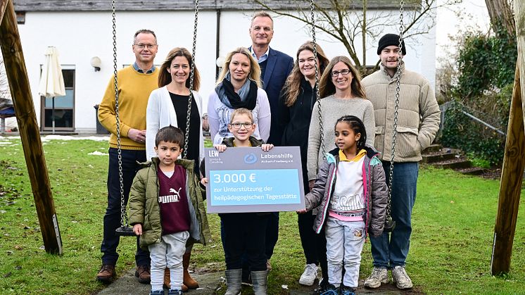 Im Bild: Konrad Schwegler (l.), Geschäftsführer der Lebenshilfe mit Heidi Del Valle, Jenny Reinhardt, Sophia Kühn, Tina Riedlberger, Vincent Laves; hinten Mitte: Hans-Peter Kempfle, Geschäftsführer LSC (Foto: LEW / Christina Bleier)