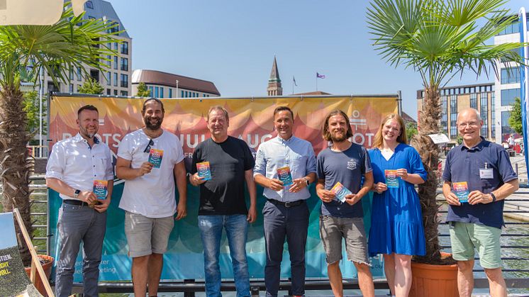 V.l.: Maik Ehlers (Cup&Cino), Nicolas Grimm (Kiel-Marketing), Rainer Pasternak (Kieler Kultursommer), Sönke Schuster (Stadtwerke Kiel AG), Christian Schütze (Kiel-Marketing), Emma Kruse (Kiel-Marketing), Detlef Joschko (Hospiz-Initiative Kiel e.V.) 