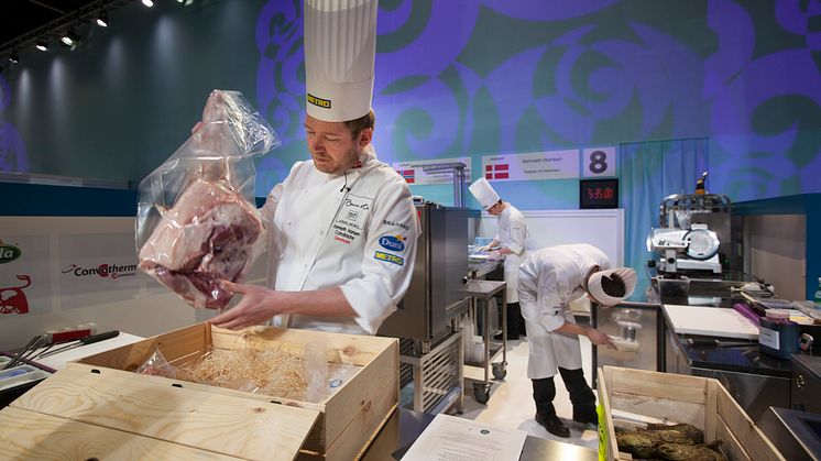 Danske kocken Kenneth Hanse packar upp råvaran svensk unggris på Bocuse d'Or Europe 