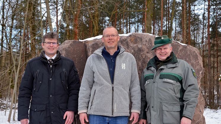 BDF-Bundesvorsitzender Ulrich Dohle, Wermsdorfs Bürgermeister Matthias Müller und Forstbezirksleiter Andreas Padberg (v.l.) vor dem Gedenkstein zum "Waldgebiet des Jahres 2018" im Wermsdorfer Wald