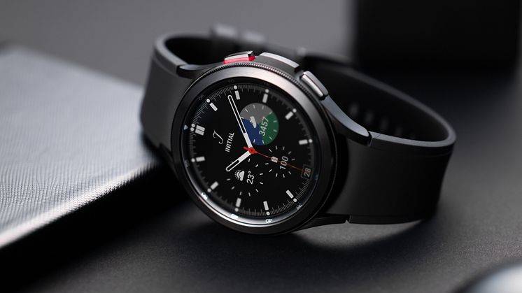 4. Galaxy Watch4_Product_Classic.jpg