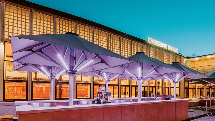 Stilvoller und funktionaler Schatten: Im Kongresshaus Zürich wurden die PALAZZO® Noblesse Schirme in die Bar integriert.