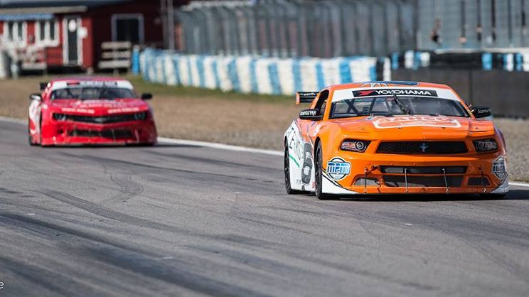 V8 Thunder Car kör sitt eget race. Midland passar på att önska en Thunderglad Påsk!