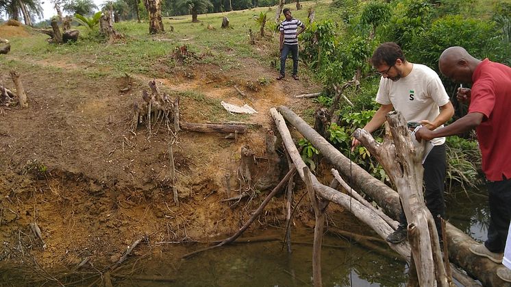 Från Swedwatch rapport "Murky Waters", 2021. Vattenprover utförda av Source International innehöll så höga halter av tungmetallerna magnesium och aluminium att de långt överskred gränsvärdena för dricksvatten. Foto: Source International