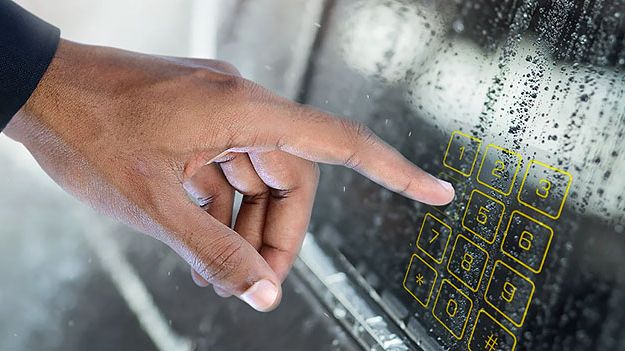 Touchteknologin integreras i LUMINEQs illuminerande EL displayer, som är fullständigt genomskinliga eller med svartanodiserad bakgrund. Touchfunktion i glassubstraten utgör en komplett HMI lösning.