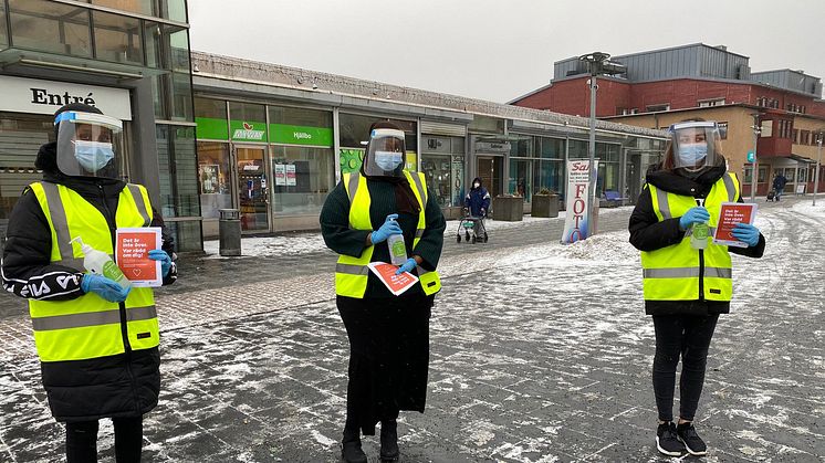 Trängselvärdar på Hjällbo Centrum. Foto Drivhuset