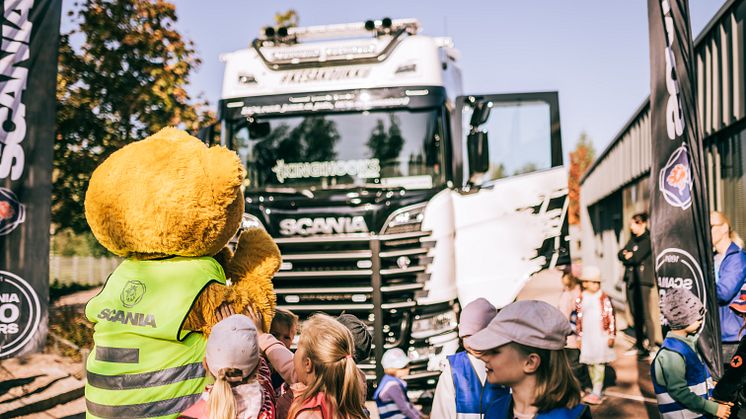 Scania Suomi ja Lasten Klinikoiden Kummit ry vierailevat Teemu-nallen kanssa päiväkodeissa kertomassa liikenneturvallisuudesta.