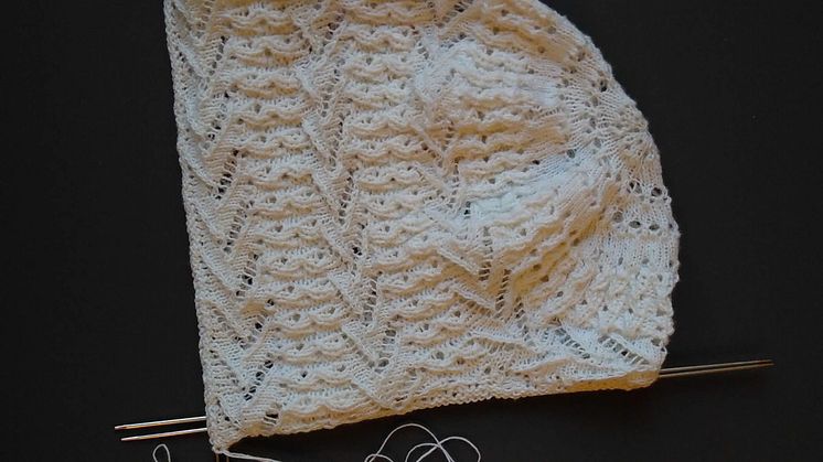 120.2 Knitting of a child’s hat resembling the illustrations, by combining the two Swedish and two different versions of the German instructions.  