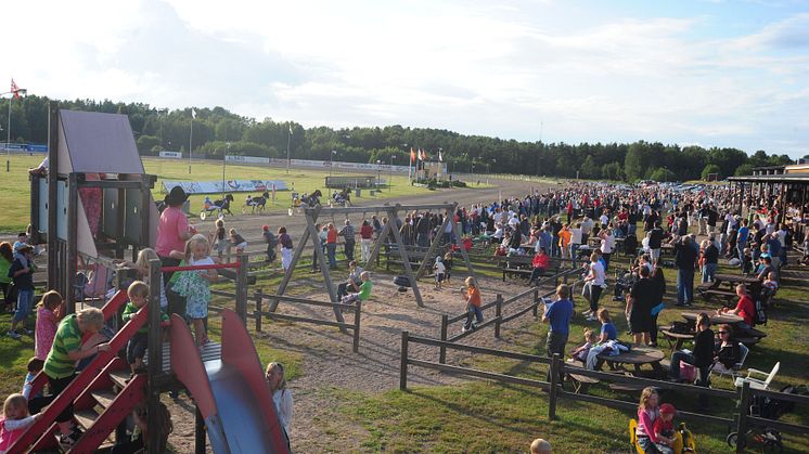V64 på vackra Åmålstravet