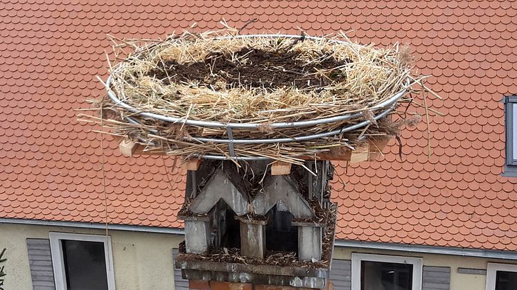 Nach der Montage über den Dächern von Unterneuses und Steppach steht dem Familienglück der Störche nichts mehr im Weg. Schilf, Hackschnitzel, Heu, Stroh und altes Nistmaterial machen den Horst für die Tiere gemütlich.
