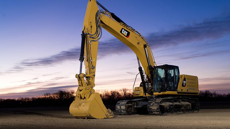 Nya Cat 336 - vy i månsken, stående format.