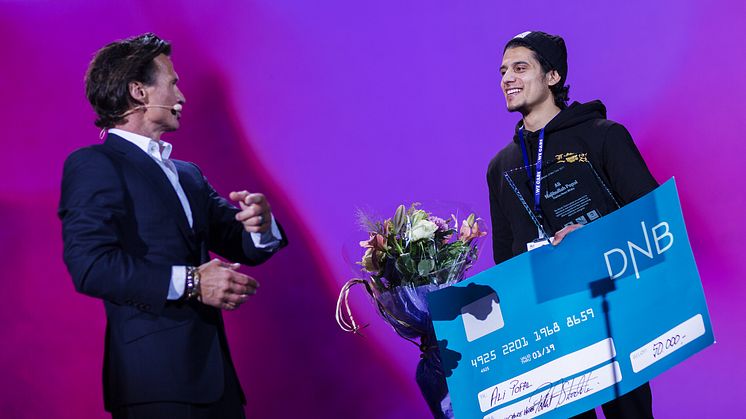 OPPRETTET ADVOKATHJELP FOR MEDARBEIDERE: Petter A. Stordalen overrakte Ali Popal mer enn bare prisen for Årets medarbeider under helgens medarbeidersamling i Nordic Choice Hotels.