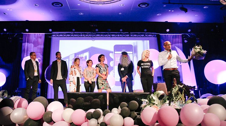 Björn Lindblad, vd Mio, tar emot priset på Jetshop Awards