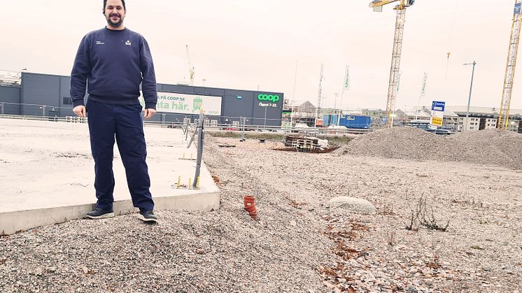 Stationschef Salaheddin Chatty vid Bilprovningen Örebro-Ladugårdsängen.jpeg