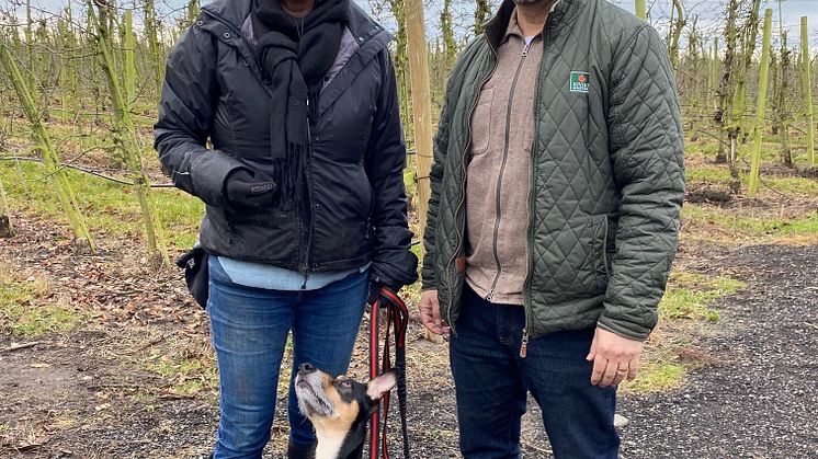 Projektledare och hundförare Marie Koenen, hunden Mai och Jan Flemming Jensen, Kiviks Musteri