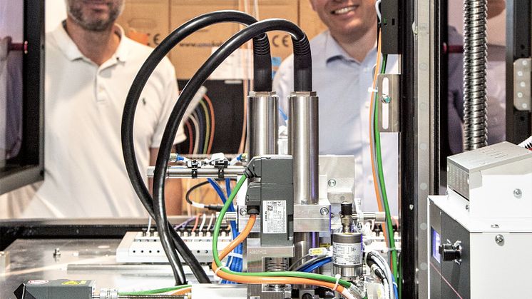 Adm. direktør Lars Farsø, FH Automation A/S, t.v., og Country Sales Manager Carsten Sandby Knudsen, RITTAL A/S, t.h., tager et kig igennem FH Automations nye Wire Terminal WT 36.
