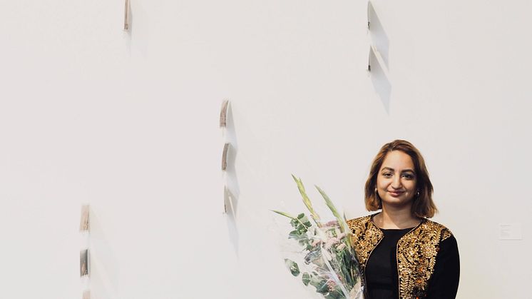 Meera Manjit Kaur ble tildelt Den franske pris for verket «Til India Fra Norge», som er «mail art» og som består av usendte turismekort fra India. 
