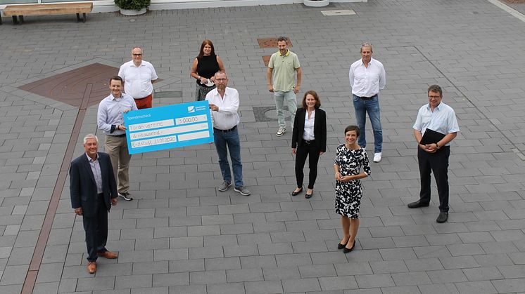 Spendenübergabe in Erftstadt: Deutsche Glasfaser übergibt Scheck über 3.000 Euro, mit denen Fördervereine Digitalisierung vorantreiben werden.
